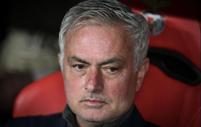 Mourinho bị cấm chỉ đạo đúng vào lúc Benfica đang sa sút