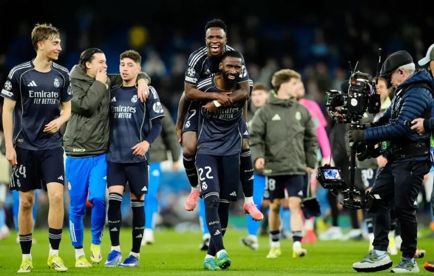 Bước ngoặt cho Real khi trọng tài đưa ra thẻ đỏ Silva và penalty của Vinicius