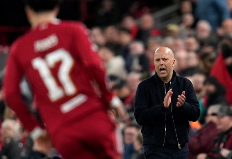 CĐV còn hy vọng PSG thắng đậm để đẩy Arne Slot rời Merseyside sớm