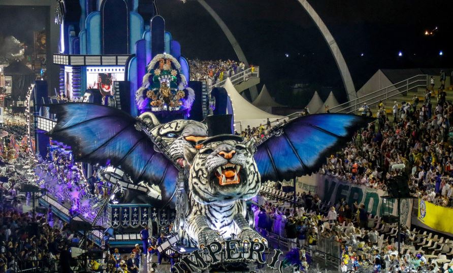 Anh thường biểu diễn DJ set trong lễ hội Carnival Brazil giữa các trận đấu